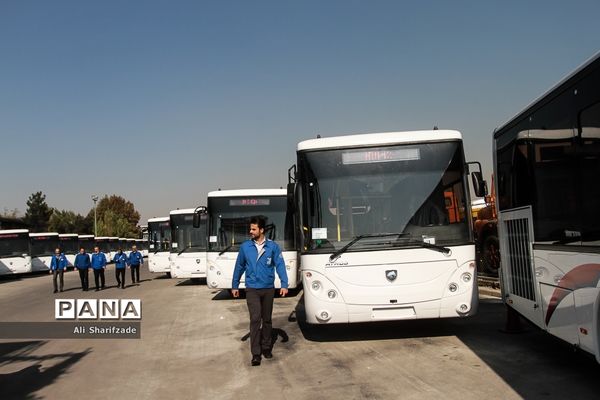 آیین واگذاری ۵۰۰ دستگاه اتوبوس شهری و ۵۰ بیل مکانیکی