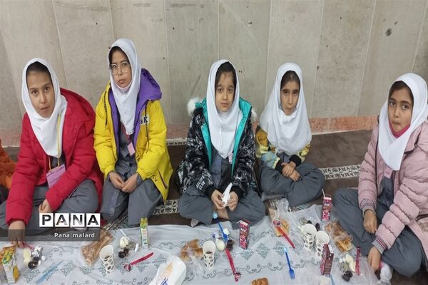 کتابخوانی و تغذیه سالم در دبستان حاجیه نوری ملارد