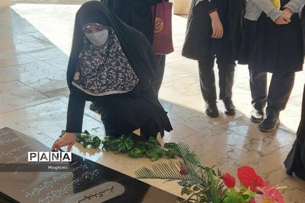 مراسم زیارت عاشورا دبیرستان شهید‌بابایی منطقه ۱۳ بر مزار شهدای گمنام
