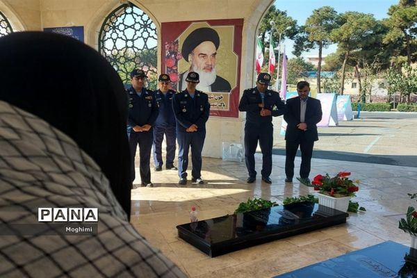 مراسم زیارت عاشورا دبیرستان شهید‌بابایی منطقه ۱۳ بر مزار شهدای گمنام