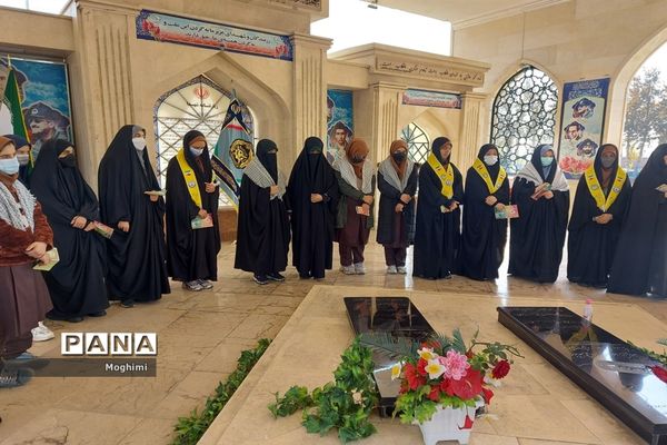 مراسم زیارت عاشورا دبیرستان شهید‌بابایی منطقه ۱۳ بر مزار شهدای گمنام