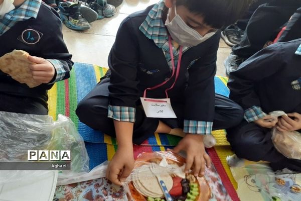 برگزاری مراسم صبحانه سلامت در دبستان احمد معینی منطقه ۱۳