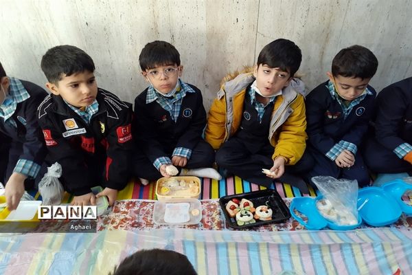 برگزاری مراسم صبحانه سلامت در دبستان احمد معینی منطقه ۱۳