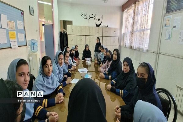 آیین کتابخوانی در دبیرستان شایستگان ملارد