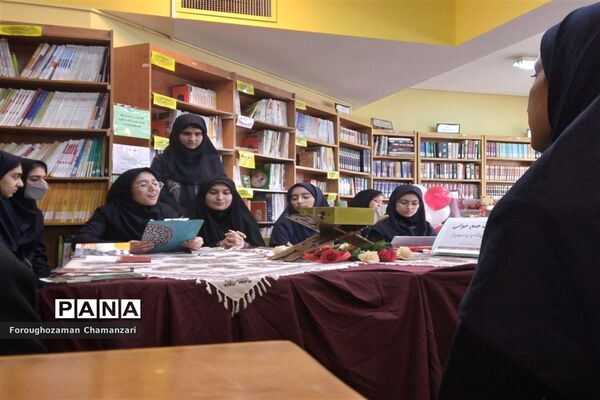 برگزاری مراسم جشن کتاب در دبیرستان نمونه مهشید مصلی‌نژاد