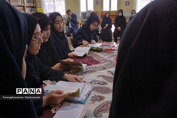 برگزاری مراسم جشن کتاب در دبیرستان نمونه مهشید مصلی‌نژاد