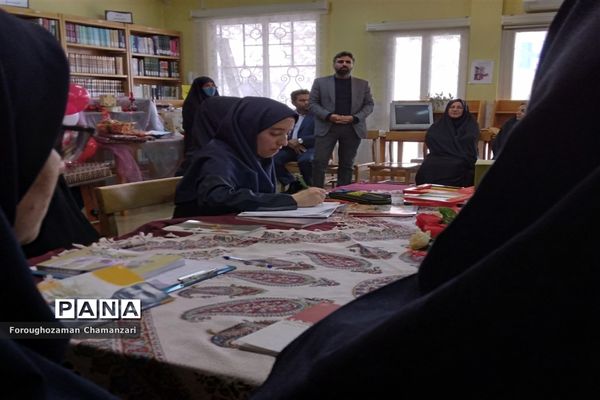 برگزاری مراسم جشن کتاب در دبیرستان نمونه مهشید مصلی‌نژاد