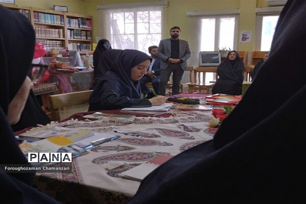 برگزاری مراسم جشن کتاب در دبیرستان نمونه مهشید مصلی‌نژاد