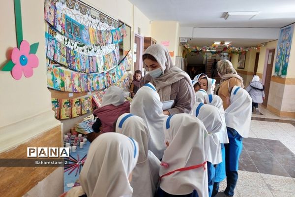 نمایشگاه کتاب در مدرسه مهرآیین‌ بهارستان دو