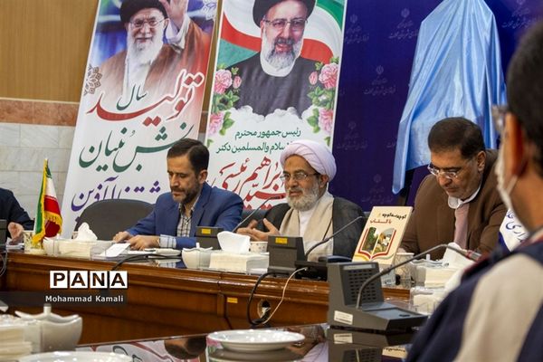 آئین رونمایی از کتاب فرهنگی محلاتی و تقدیر از فعالان فرهنگی