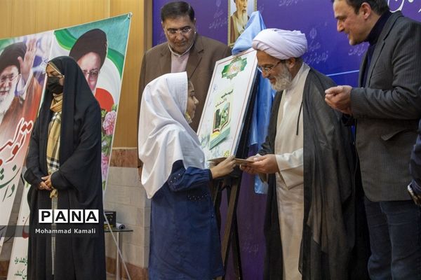 آئین رونمایی از کتاب فرهنگی محلاتی و تقدیر از فعالان فرهنگی