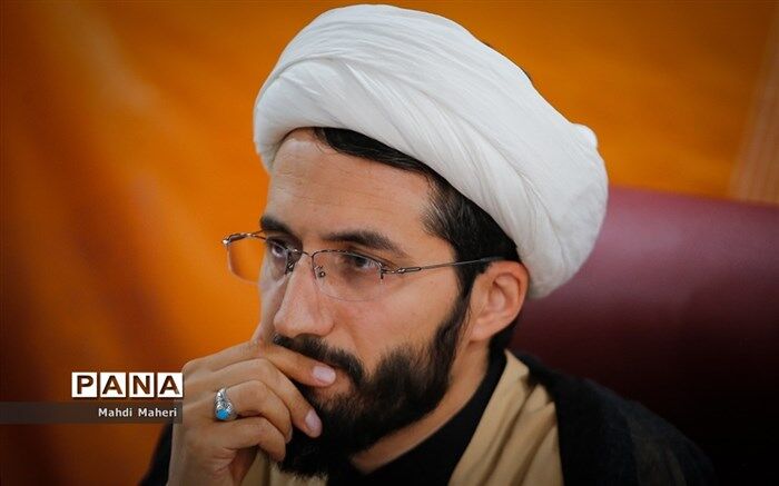 کتاب و کتابخوانی برای ما که معجزه دینمان «کتاب» است معنای والاتری دارد