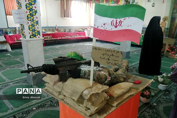 نمایشگاه دست‌سازه‌های دانش‌آموزی در دبیرستان ریحانه قم