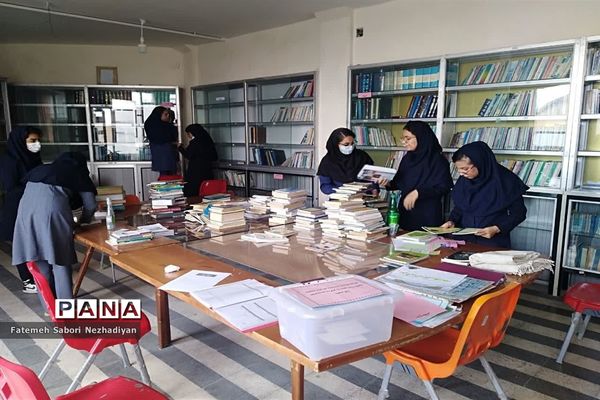 برگزاری مراسم هفته کتاب‌خوانی و معرفی‌ کتاب در دبیرستان شهید محمدتقی دستغیب ناحیه ۳ شیراز