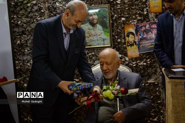 بزرگداشت شهدای دانش‌آموز در دبیرستان هاتف