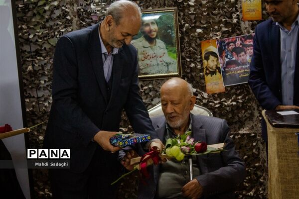 بزرگداشت شهدای دانش‌آموز در دبیرستان هاتف