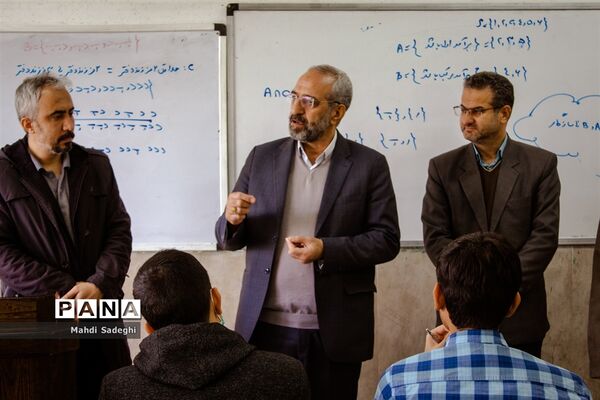 بزرگداشت شهدای دانش‌آموز در دبیرستان هاتف