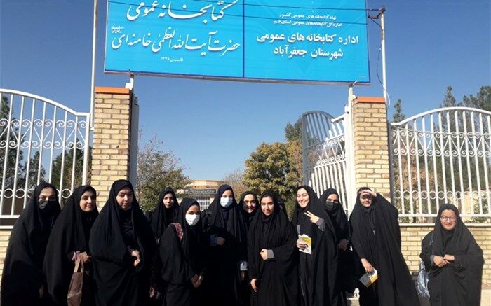 بازدید دانش‌آموزان دبیرستان حضرت خدیجه(س) از دو کتابخانه در جعفرآباد قم