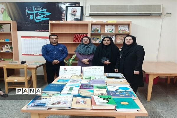 اهدای کتاب توسط دانش‌آموزان دبستان محدثه بهبهان به کتابخانه