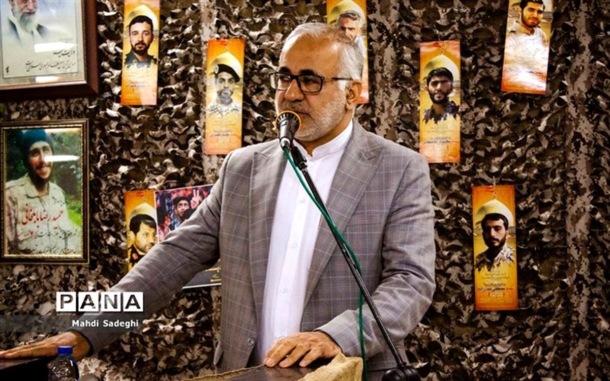 دانش‌آموزان باید ضمن هوشیاری، حافظ خون شهدا باشند