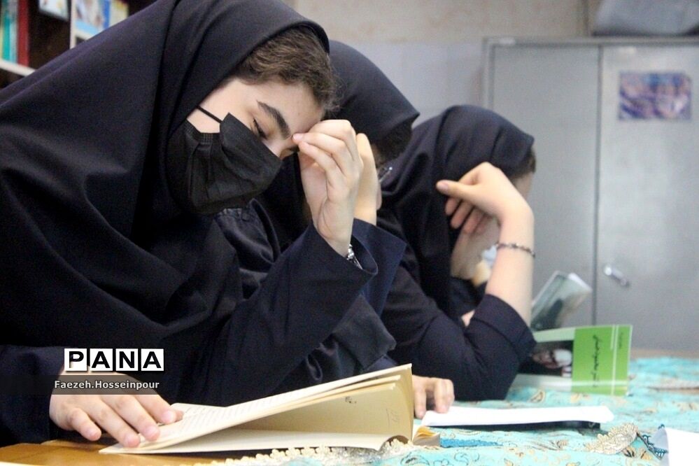 مراسم زنگ کتابخوانی در دبیرستان حکمت بهارستان‌ ٢