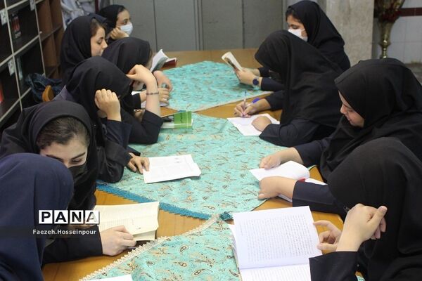 مراسم زنگ کتابخوانی در دبیرستان حکمت بهارستان‌ ٢