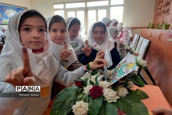 انتخابات شورای دانش‌آموزی دبستان دخترانه شاهد حضرت فاطمه زهرا(س)