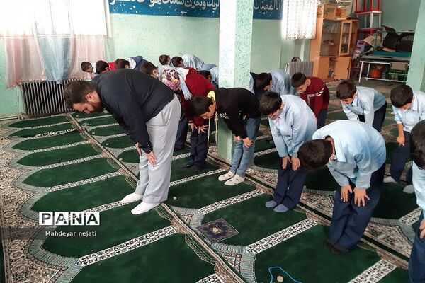 آموزش و برگزاری نماز جماعت در دبستان ارشاد رودهن
