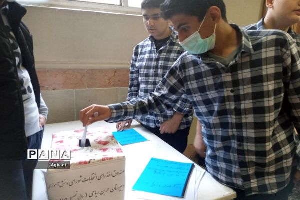 برگزاری انتخابات شورای دانش‌آموزی دبیرستان حر بن ریاحی منطقه ۱۳