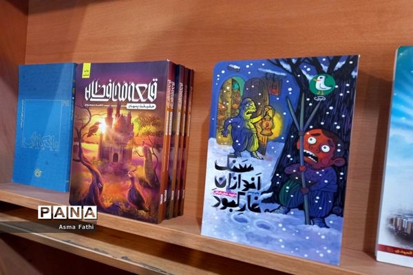 بازدید دانش‌آموزان دبیرستان علامه طباطبایی از مقر کتاب