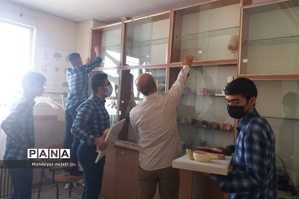 آزمایش‌های پیشرفته در آزمایشگاه تخصصی مدرسه شهیدبهشتی رودهن