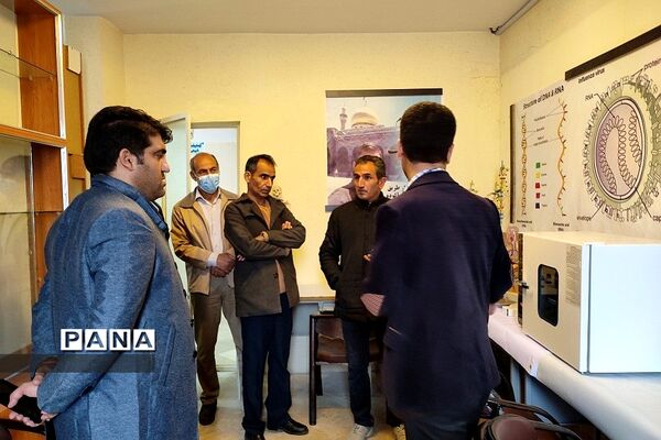 بازدید رئیس مرکز دانش‌پژوهان از ِآزمایشگاه تخصصی مدرسه شهید بهشتی رودهن
