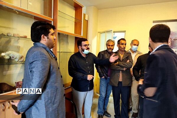 بازدید رئیس مرکز دانش‌پژوهان از ِآزمایشگاه تخصصی مدرسه شهید بهشتی رودهن