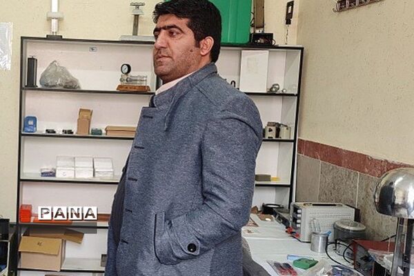 بازدید رئیس مرکز دانش‌پژوهان از ِآزمایشگاه تخصصی مدرسه شهید بهشتی رودهن