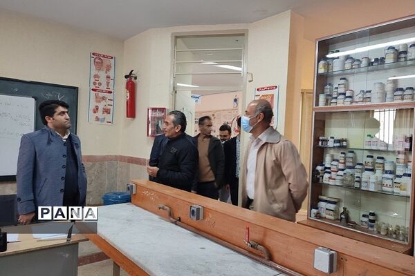 بازدید رئیس مرکز دانش‌پژوهان از ِآزمایشگاه تخصصی مدرسه شهید بهشتی رودهن
