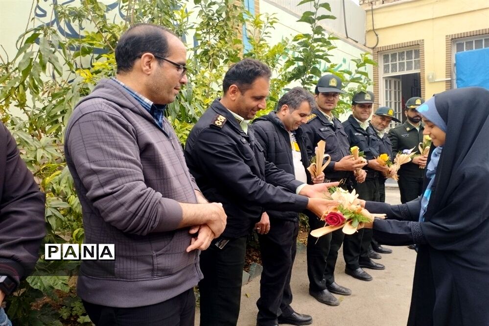 دیدار معتمدین و اعضای کانون فرهنگی هنری شهدا مسجد ترک آباد با کارکنان کلانتری ۱۳ علوی کاشان