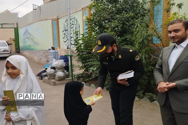 دیدار معتمدین و اعضای کانون فرهنگی هنری شهدا مسجد ترک آباد با کارکنان کلانتری ۱۳ علوی کاشان
