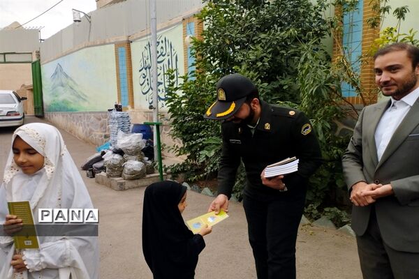 دیدار معتمدین و اعضای کانون فرهنگی هنری شهدا مسجد ترک آباد با کارکنان کلانتری ۱۳ علوی کاشان