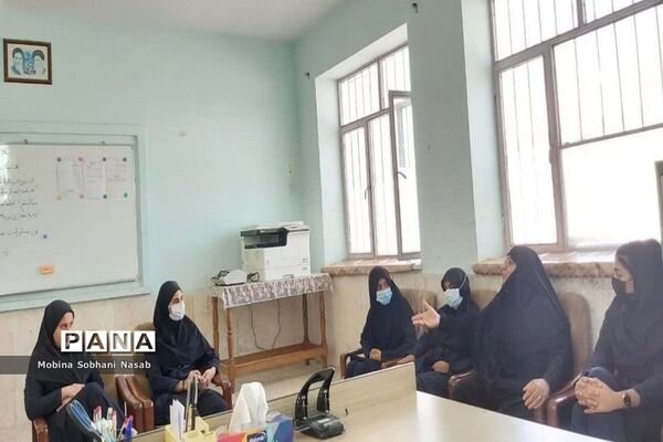 دیدار صمیمی عضو شورای شهر بوشهر با دانش‌آموزان فعال دبیرستان فاطمه زهرا (س)