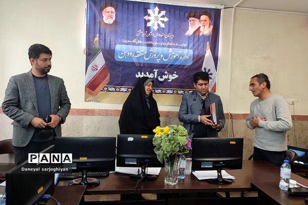 جلسه شورای پژوهشی در دبیرستان شهید بهشتی رودهن