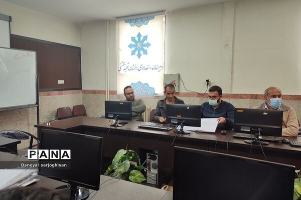 جلسه شورای پژوهشی در دبیرستان شهید بهشتی رودهن