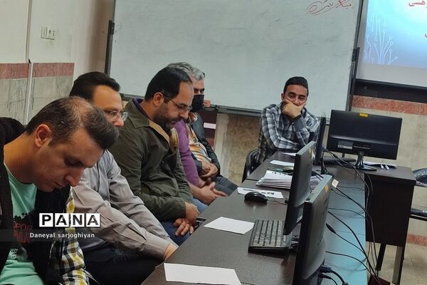 جلسه شورای پژوهشی در دبیرستان شهید بهشتی رودهن