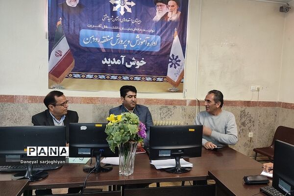 جلسه شورای پژوهشی در دبیرستان شهید بهشتی رودهن
