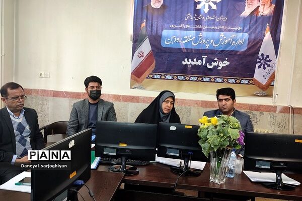 جلسه شورای پژوهشی در دبیرستان شهید بهشتی رودهن