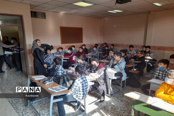 بررسی سلامت دانش‌آموزان دبیرستان حربن ریاحی منطقه ۱۳