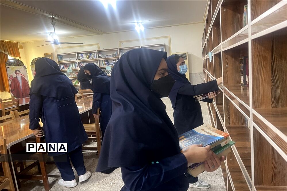 گرامیداشت  هفته کتاب و کتابخوانی در دبیرستان دخترانه شاهد رضوان ناحیه یک اهواز