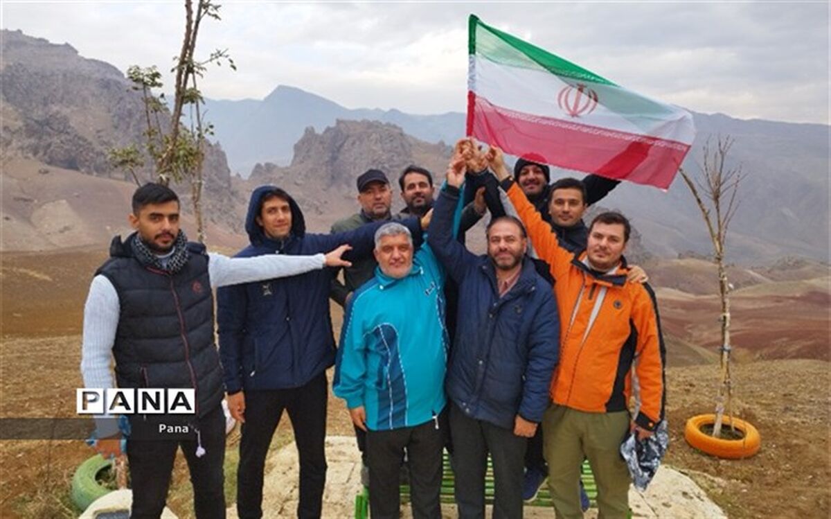 همایش کوهپیمایی و اهتزاز پرچم جمهوری اسلامی ایران بر فراز قافلانکوه میانه
