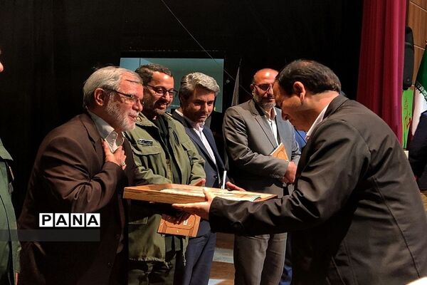 آیین رونمایی از کتاب «مثلث سرخ»