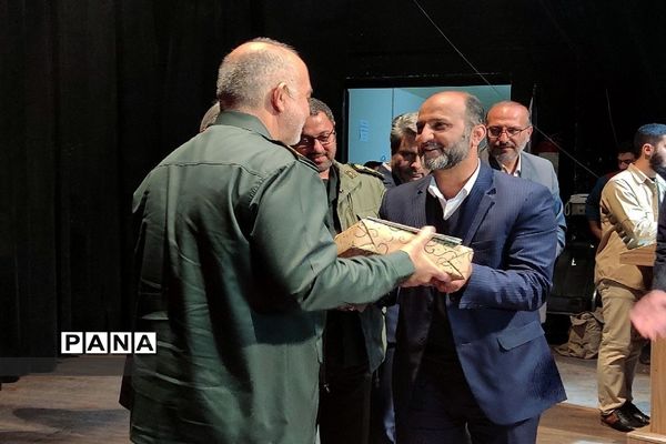 آیین رونمایی از کتاب «مثلث سرخ»