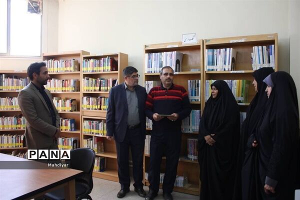 بازدید مدیر آموزش و پرورش جوادآباد از کتابخانه امام خمینی (ره)